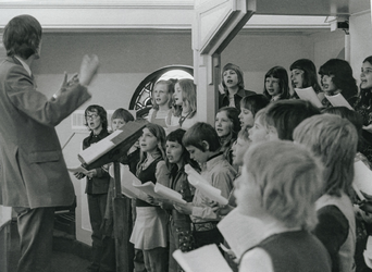OVI-00001327 schoolkinderen zingen olv meester.... bij communiefeest in RKkerk
